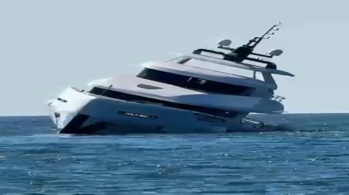 Türkiyədə lüks yaxta suya salındıqdan 15 dəqiqə sonra batdı