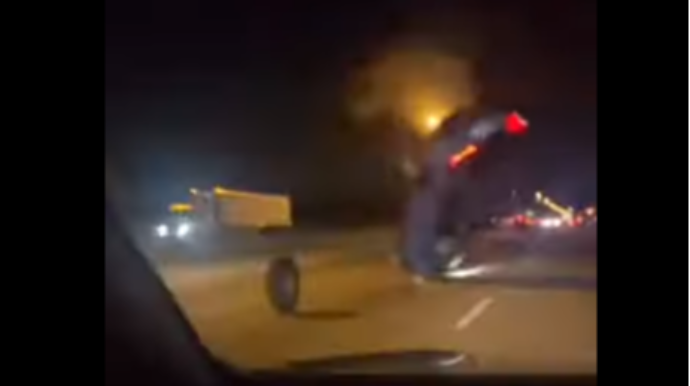 Yük maşınından çıxan təkər “Kia”nı göyə “uçurdu ”  - VİDEO