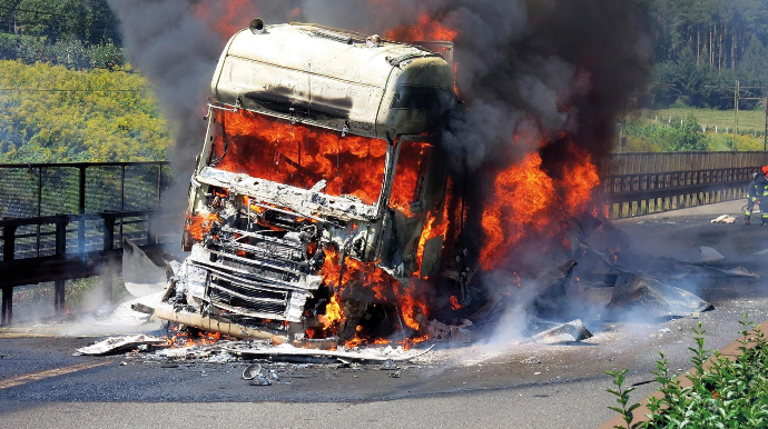 Goranboyda yük avtomobili maneə çırpılaraq yanıb - VİDEO 