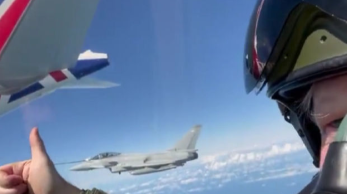 Conson qırıcıda uçdu və bu uçuşu partiyanın rəhbərliyi ilə müqayisə etdi - VİDEO