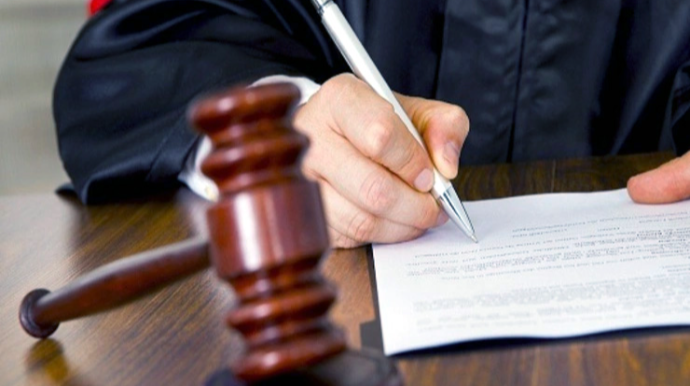 Dələduzluqda təqsirləndirilən tikinti şirkətinin rəhbəri axtarışa verilib