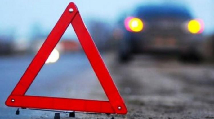 Ucarda minik avtomobili və mikroavtobus toqquşub, 5 nəfər xəsarət alıb