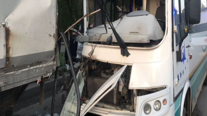 Avtobus yük maşını ilə toqquşdu, 11 nəfər xəsarət aldı 
