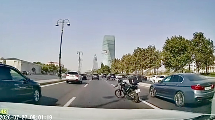 Prospektdə təhlükəli hərəkət: Sürücü motosikleti orta zolaqda qoyub getdi - VİDEO