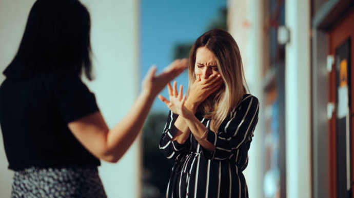 Yeddi ildir münasibətləri pis olan müəllimlər - Küçədə bir-birlərini döydülər 