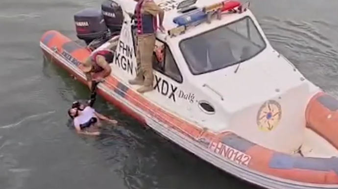 На бакинском бульваре спасли тонувшего в море мужчину  - ВИДЕО