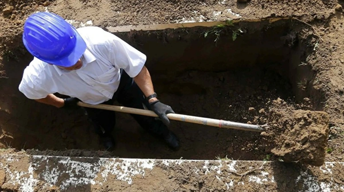 Bakıda qəbirqazan atası ölən şəxsi aldatdı 