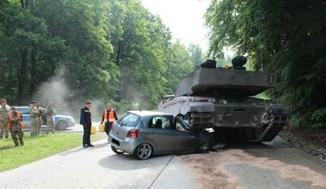 Bu da oldu; avtomobil tankla toqquşdu - FOTO