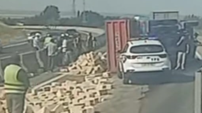 Daşla dolu "Kamaz"  aşdı - VİDEO 