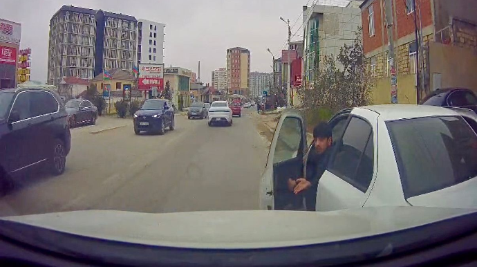 Güzgüsüz “AzSamand”la qəza törədən sürücü vurduğu ziyanı da ödəmədi   - VİDEO