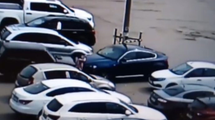 Avtodayanacaqda qadın “BMW” ilə öncə piyadanı, sonra isə iki maşını vurdu - VİDEO 