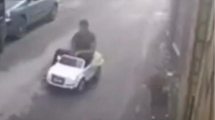 Oyuncaq maşına gücü çatmayan oğru onu sürüb apardı  - VİDEO