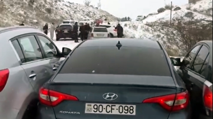 Bakıdan Xızıya gedən yolu buz bağladı, maşınlar yolda qaldı - VİDEO 