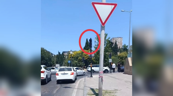 Svetofor sönən kimi nişan tanımayan sürücülər qəza törətdi - VİDEO