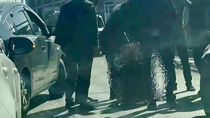 Binədə “Prius” keçiddən keçməyən qadını vurdu    - VİDEO