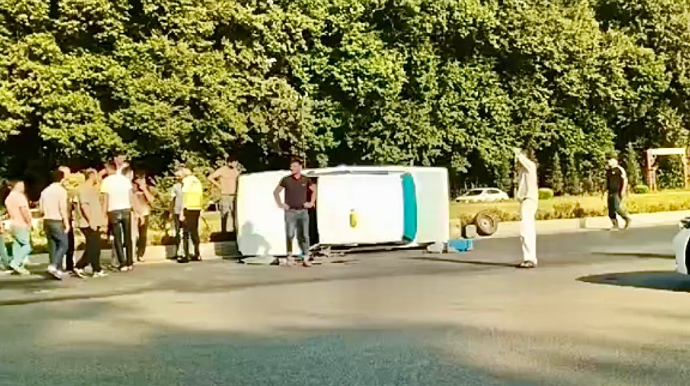 “Chevrolet”lə toqquşan “VAZ” bordürə dəyib aşdı, sürücünün ürəyi getdi    - VİDEO