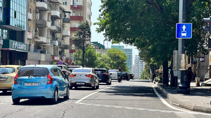 Bakıda bir küçəyə avtobus zolağı çəkildi - FOTO 