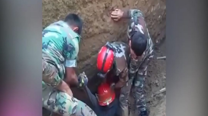 Şəmkirdə torpaq uçqunu altında qalmış şəxslərin xilas edilmə görüntüləri - VİDEO