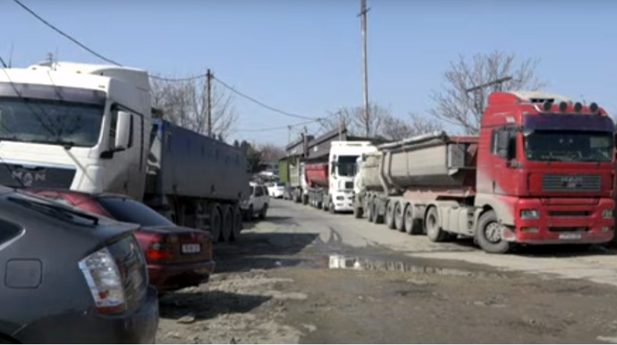 "Maşın oğurluqdur" deyib əlindən aldı, sonra yenidən özünə satdı - Bakıda qəribə dələduzluq - VİDEO 
