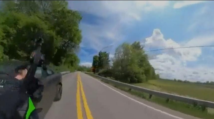 Bayker qəza anını lentə aldı; Avtomobil motosikleti belə aşırdı   - VİDEO