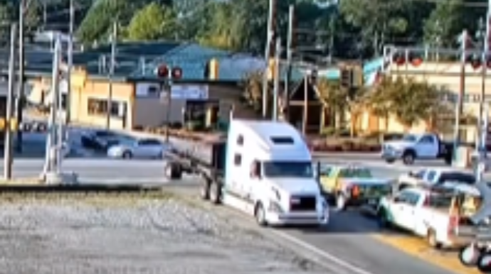 Qatar yoluna çıxan yük maşını qəzaya səbəb oldu - ANBAAN VİDEO 