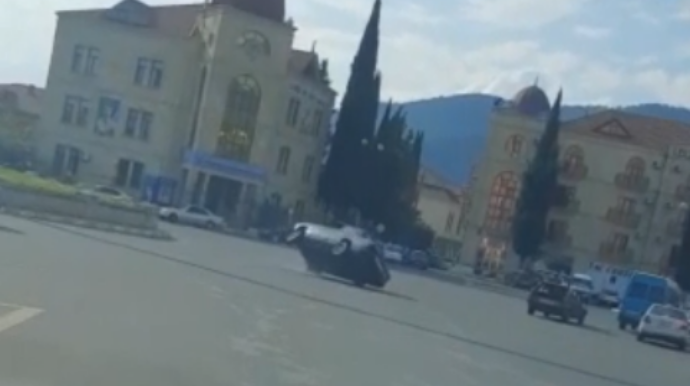 Toy karvanında “avtoş”luq edib “ruçnoy” çəkən sürücü maşını aşırdı – ANBAAN VİDEO 