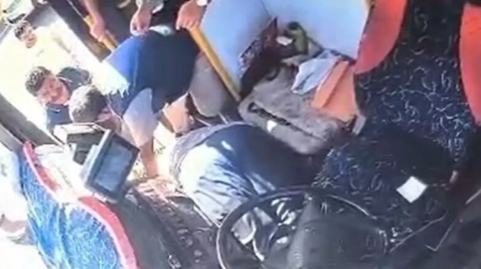 Avtobus sürücüsü sükan arxasında vəfat etdi: Sərnişin qəzanın qarşısını aldı - VİDEO 