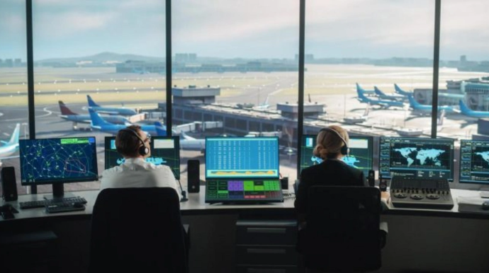 Tramp aviadispetçerlərə ultimatum verdi 