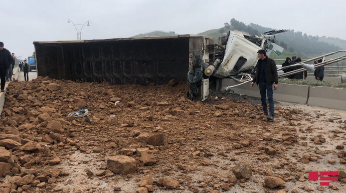 Bakı-Quba yolunda yük maşını aşdı: xəsarət alanlar var    - VİDEO - FOTO - YENİLƏNİB