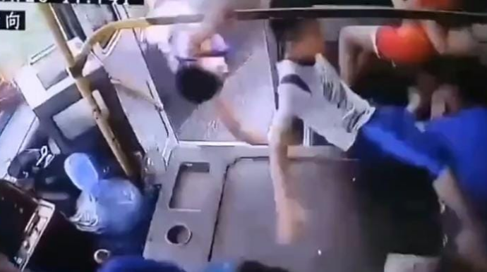 Qapısı açıq vəziyyətdə avtobus idarə edən sürücü  qəza törətdi  - VİDEO