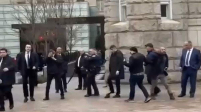 Протестующие пытались атаковать автомобиль Президента - Посольство Азербайджана в США 