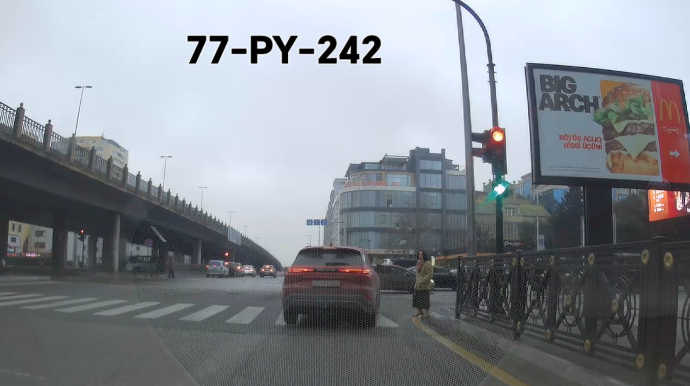 Qanundan xəbəri olmayan sürücü hamıya təhlükə yaratdı - VİDEO