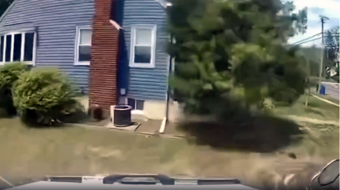 Halı pisləşən sürücü maşını EVƏ ÇIRPDI; xilasedicilər 3 saat sonra maşından çıxardı - VİDEO