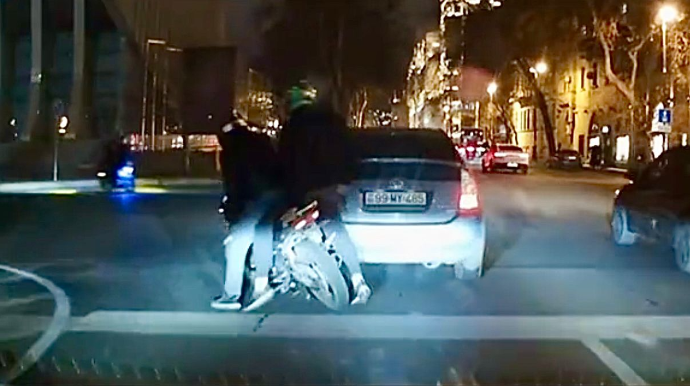 Şəhərin mərkəzində təhlükə saçan motosikletçi qəza törədib qaçdı   - REAL VİDEO