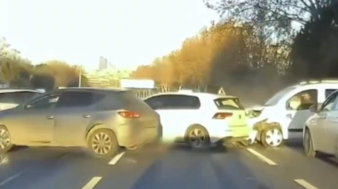 Pişiyi vurmamaq üçün qəfil dayandı; zəncirvari qəza baş verdi - ANBAAN VİDEO 