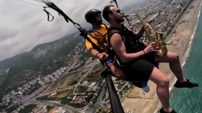 Paraşütlə tullanan türkiyəli müsiqiçi göydə saksafon çaldı - VİDEO