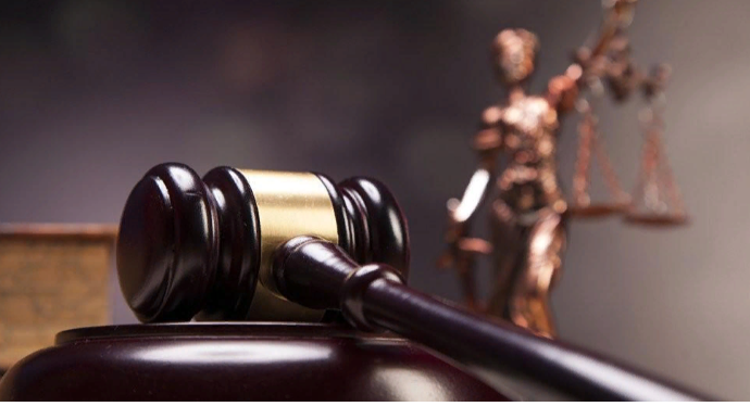 Birlikdə yaşadığı qadını ölürən müəllimin məhkəməsi başlayır