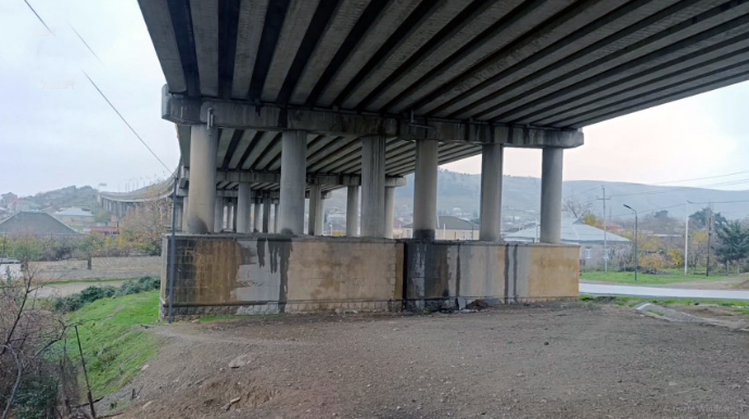 İllər əvvəl tikilən körpü sakinlərin evinə təhlükə yaradır - VİDEO 