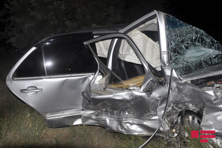 Hacıqabulda iki "Mercedes" toqquşub - 5 yaralı, 2 ölü var   - FOTO