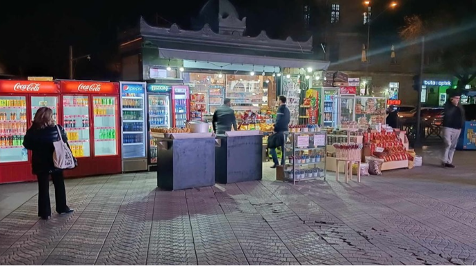 Səkiləri zəbt edən köşklər: beləsi olmamışdı...  - FOTO