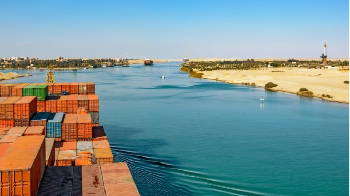 Süveyş kanalından bir gündə rekord sayda yük gəmisi keçib 