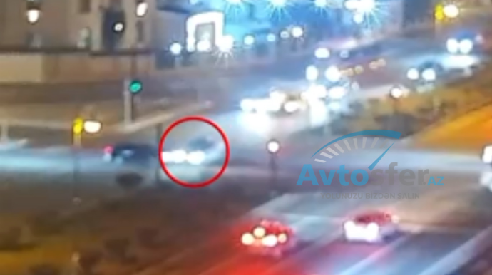 Sağ-sol edib kobud qayda pozan sürücü yolayrıcında qəzaya düşdü - VİDEO