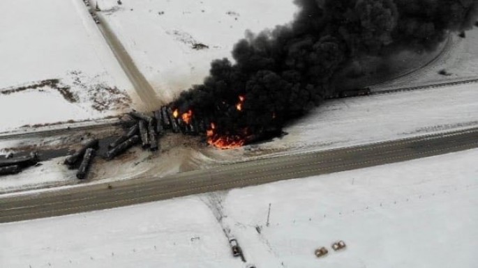 Kanadada neft yüklü qatar relsdən çıxdı: 100-ə yaxın insan təxliyə edildi