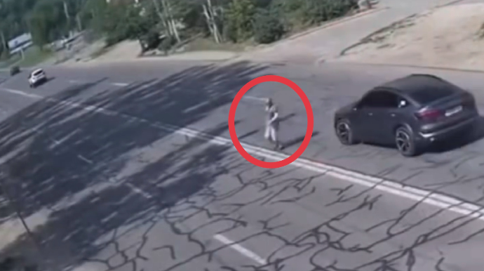 Maşının qabağına çıxan piyadaya əsəbiləşən sürücü onu bir yumruqla öldürdü - VİDEO