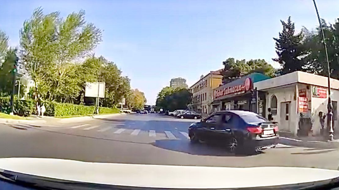 İşıqforu heçə sayaraq yolayrıcına istədiyi kimi daxil oldu - 99-VG-815 - VİDEO