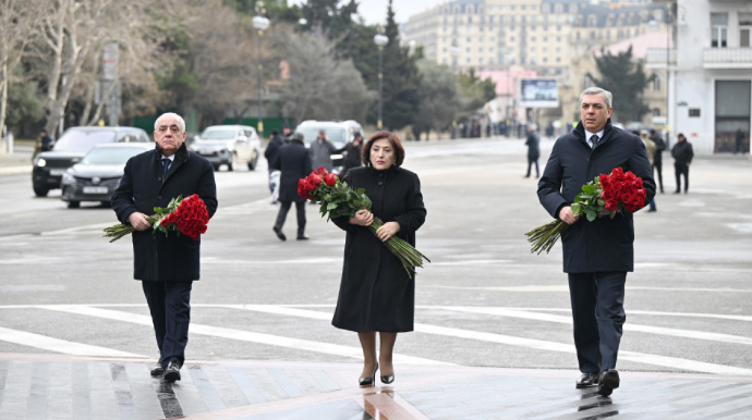 Hökumət nümayəndələri Xocalı qurbanlarını andı - FOTOLAR 