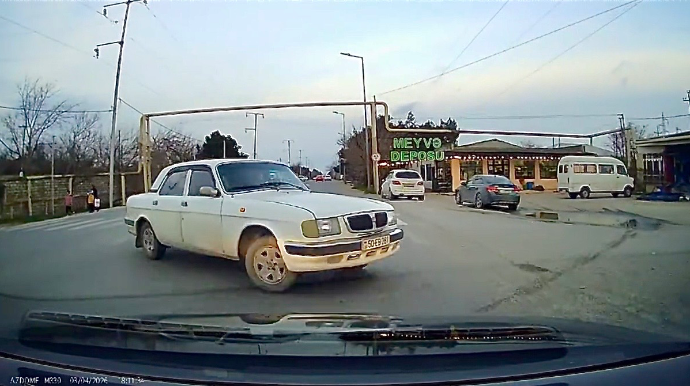 Sağdan gələn maşına yol verməyən sürücü qəza şəraiti yaratdı   - VİDEO