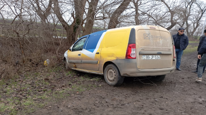 "Azərpoçt"un maşını ağaca çırpıldı - Xəsarət alan var - FOTO