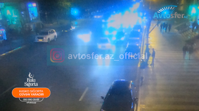 Azadlıq prospektində səkidə dayanmış piyadanı maşın belə vurdu - REAL VİDEO