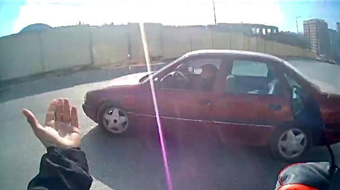 Qəfil yola çıxan sürücü motosikletə təhlükə yaratdı, kuryer özündən çıxdı   - VİDEO